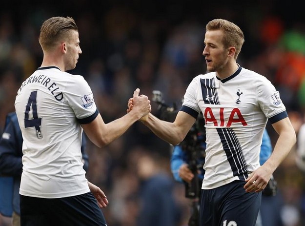 迷聚集在球 迷聚集在球