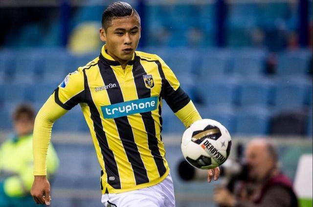 她在球场上 她在球场上